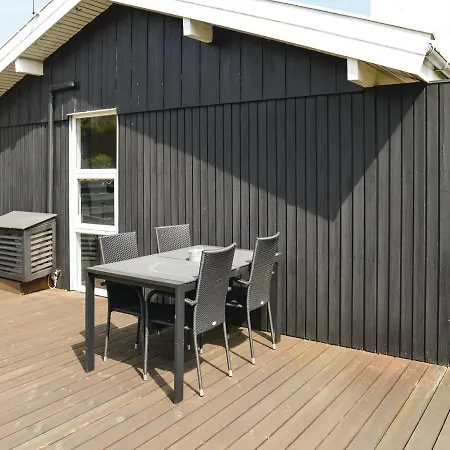 Three-bedroom Holiday In Saby *